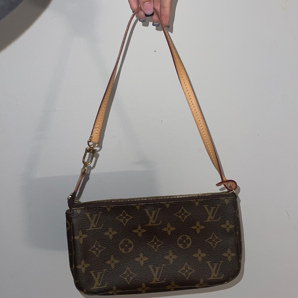 Louis Vuitton pochette bag AUTHENTIC